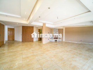 Appartement en location à Bourgogne Ouest sans vis à vis. Surface totale 244 m². Cheminée et concierge - Appartement à louer - Casablanca