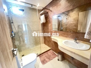 Sublime Appartement de 2 chambres avec chambres du personnel en plein Quartier RACINE entièrement meublé avec goût - Appartement à louer - Casablanca