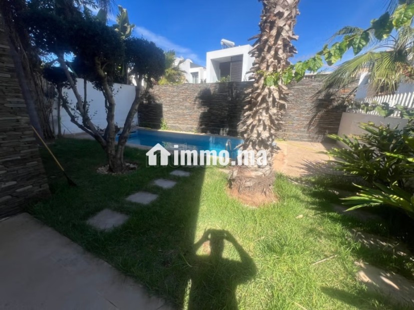 Villa de luxe à louer à Ain Diab.
Surface de 350 m².
Porte blindée, sécurité - Location Immobilier - Casablanca - photo 1