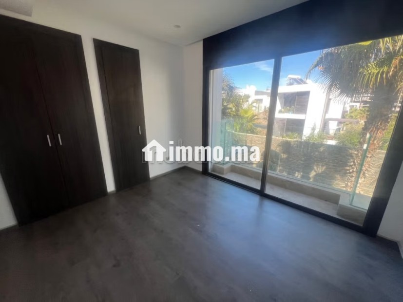 Villa de luxe à louer à Ain Diab.
Surface de 350 m².
Porte blindée, sécurité - Location Immobilier - Casablanca - photo 7