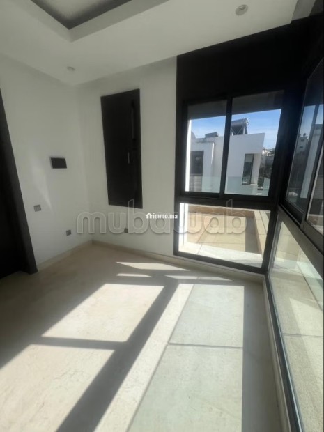 Villa de luxe à louer à Ain Diab.
Surface de 350 m².
Porte blindée, sécurité - Location Immobilier - Casablanca - photo 8