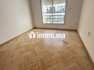 Location d'un appartement à Racine juste sur la Ruelle de ZARA. 1 Pièce. Ascenseur - Appartement à louer - Casablanca