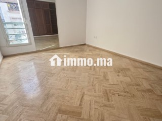 Location d'un appartement à Racine juste sur la Ruelle de ZARA. 1 Pièce. Ascenseur - Appartement à louer - Casablanca