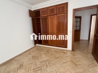 Location d'un appartement à Racine juste sur la Ruelle de ZARA. 1 Pièce. Ascenseur - Appartement à louer - Casablanca