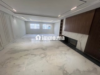 Appartement en location à Triangle d'Or. 4 pièces confortables. Porte blindée et chauffage central - Appartement à louer - Casablanca