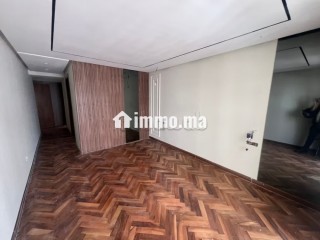 Appartement en location à Triangle d'Or. 4 pièces confortables. Porte blindée et chauffage central - Appartement à louer - Casablanca