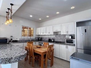 Location saisonnière villa de luxe à Ghazoua.
Surface totale 800 m².
Porte blindée et parabole - Villa à vendre - Essaouira