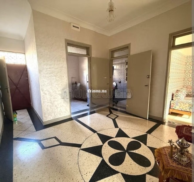 Vente villa a rénover à Quartier Al Woroud. 5 chambres. Salon Marocain, sécurité - Vente Immobilier - Casablanca - photo 2