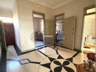 Vente villa a rénover à Quartier Al Woroud. 5 chambres. Salon Marocain, sécurité - Villa à vendre - Casablanca