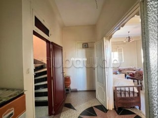 Vente villa a rénover à Quartier Al Woroud. 5 chambres. Salon Marocain, sécurité - Villa à vendre - Casablanca