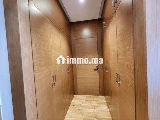 Location d'un appartement à Casablanca Finance City. 2 chambres. Avec garage et ascenseur - Appartement à louer - Casablanca