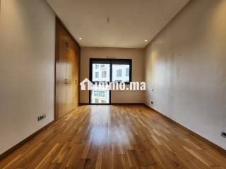 Location d'un appartement à Casablanca Finance City. 2 chambres. Avec garage et ascenseur - Appartement à louer - Casablanca