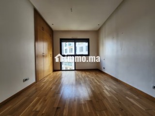 Location d'un appartement à Casablanca Finance City. 2 chambres. Avec garage et ascenseur - Appartement à louer - Casablanca
