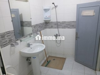Location saisonnière à Al Hoceima. 3 grandes pièces. Salon traditionnel et système d'antenne parabolique - Appartement à vendre - Al Hoceïma