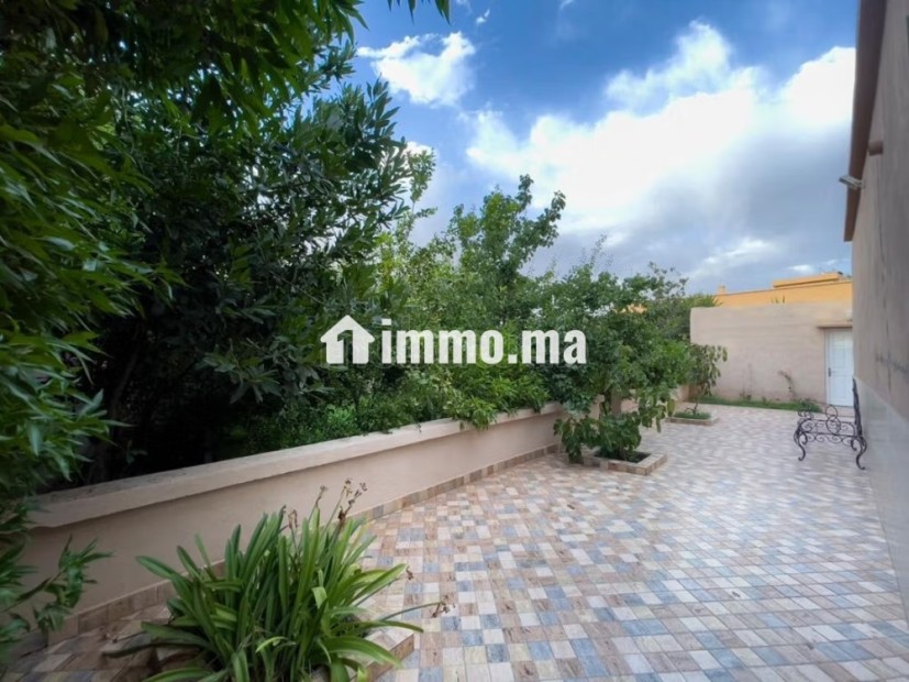 Location saisonnière villa de luxe à Route de Tahanaout.
Surface totale 1300 m².
Piscine et air conditionné - Vente Immobilier - Marrakech - photo 6