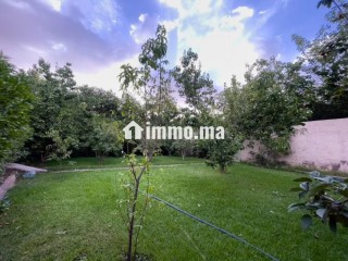 Location saisonnière villa de luxe à Route de Tahanaout.
Surface totale 1300 m².
Piscine et air conditionné - Villa à vendre - Marrakech