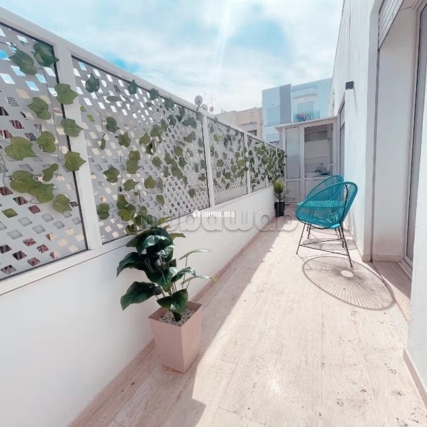 Très beau et grand studio meublé à la location avec une grande terrasse bien ensoleillée - Location Immobilier - Casablanca - photo 1
