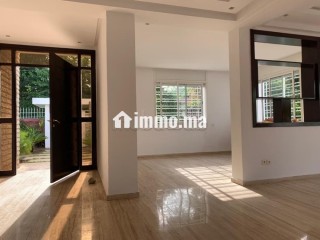 Villa de luxe à louer à Souissi. Superficie 2000 m². Climatisation et piscine - Villa à louer - Rabat