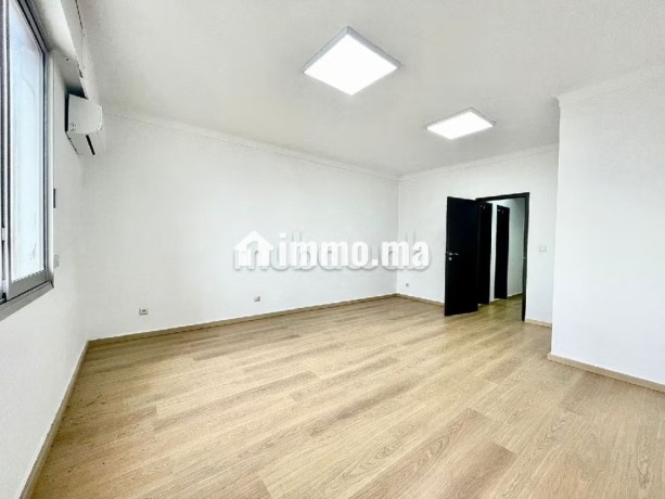 tres-beau-bureau-de-256-m2-a-la-location-big-5