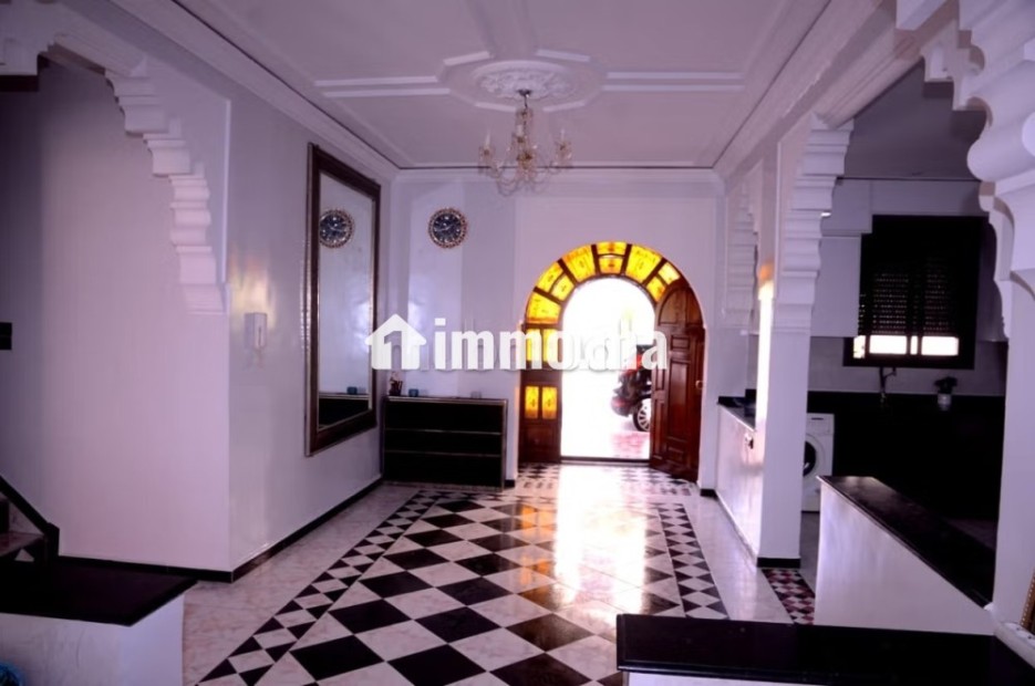 Superbe villa à louer à Route de Safi.
Surface totale 250 m².
Bien meublé - Location Immobilier - Marrakech - photo 3