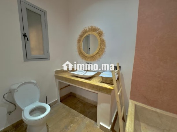 maison-de-luxe-a-louer-a-route-de-fez-2-pieces-residence-avec-concierge-climatisation-generale-big-9