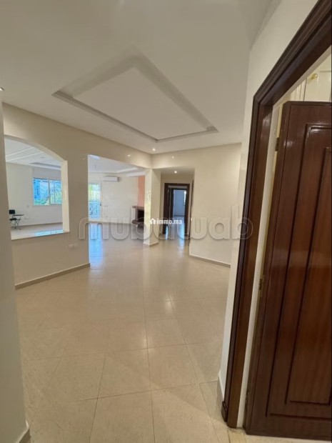 Bel appartement en location à Riyad Extension. Surface totale 220 m². Cheminée et climatisation - Location Immobilier - Rabat - photo 2
