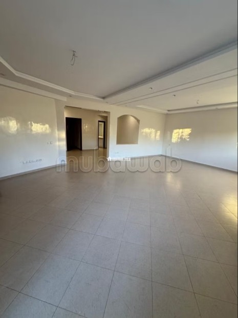 Bel appartement en location à Riyad Extension. Surface totale 220 m². Cheminée et climatisation - Location Immobilier - Rabat - photo 4