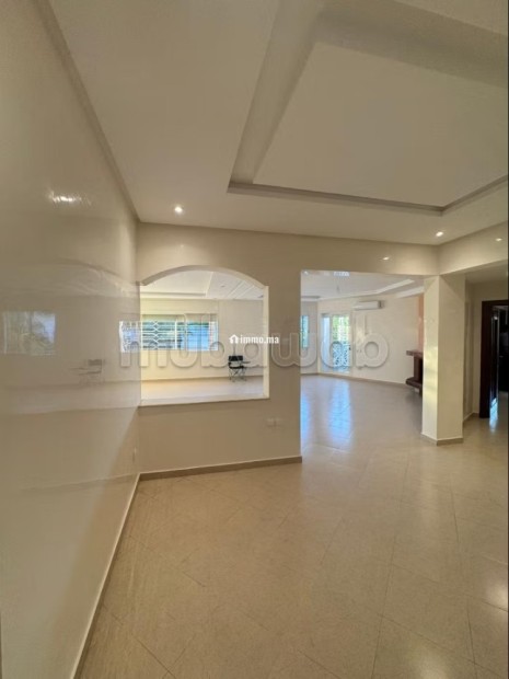 Bel appartement en location à Riyad Extension. Surface totale 220 m². Cheminée et climatisation - Location Immobilier - Rabat - photo 6