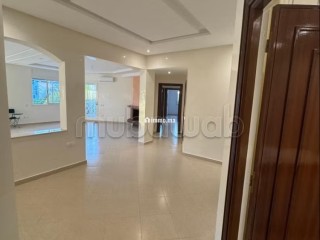 Bel appartement en location à Riyad Extension. Surface totale 220 m². Cheminée et climatisation - Appartement à louer - Rabat