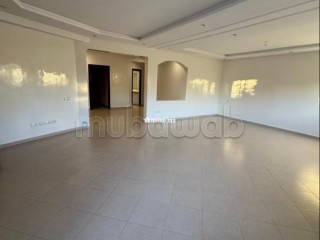 Bel appartement en location à Riyad Extension. Surface totale 220 m². Cheminée et climatisation - Appartement à louer - Rabat