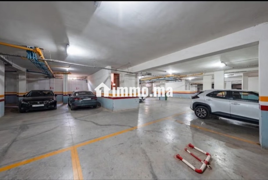 Appartement de vacances à louer en Centre ville.
Surface de 97 m².
Porte blindée et système de double vitrage - Vente Immobilier - El Jadida - photo 8