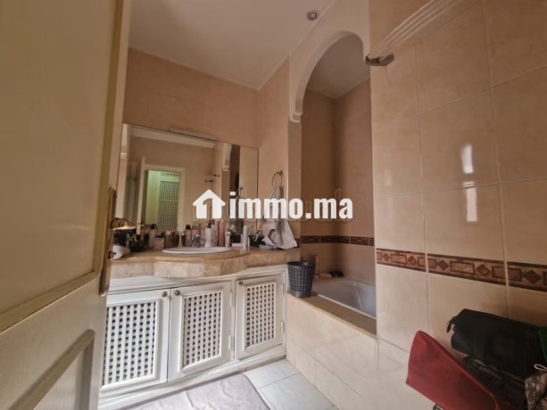 villa-de-haut-standing-a-vendre-a-masmoudi-4-chambres-agreables-jardin-et-terrasse-big-18