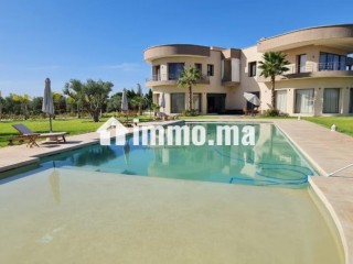 Location saisonnière villa haut standing à Route de l'Ourika.
Superficie 10500 m².
Antenne parabolique et sécurité - Villa à vendre - Marrakech