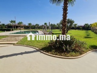Location saisonnière villa haut standing à Route de l'Ourika.
Superficie 10500 m².
Antenne parabolique et sécurité - Villa à vendre - Marrakech