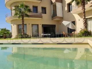 Location saisonnière villa haut standing à Route de l'Ourika.
Superficie 10500 m².
Antenne parabolique et sécurité - Villa à vendre - Marrakech