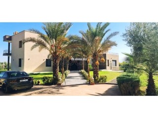 Location saisonnière villa haut standing à Route de l'Ourika.
Superficie 10500 m².
Antenne parabolique et sécurité - Villa à vendre - Marrakech