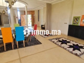 Location saisonnière villa haut standing à Route de l'Ourika.
Superficie 10500 m².
Antenne parabolique et sécurité - Villa à vendre - Marrakech
