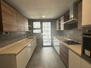 Appartement 2 chambres avec terrasse vide à la location - Appartement à louer - Casablanca