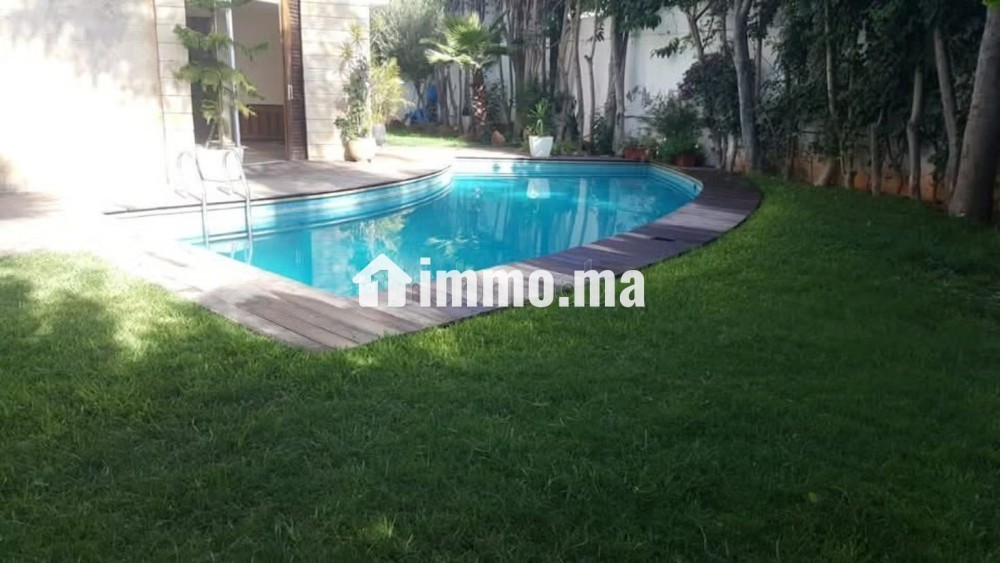 Villa de haut standing à louer à Oasis.
Superficie 900 m².
Salon traditionnel marocain, résidence sécurisée - Location Immobilier - Casablanca - photo 1