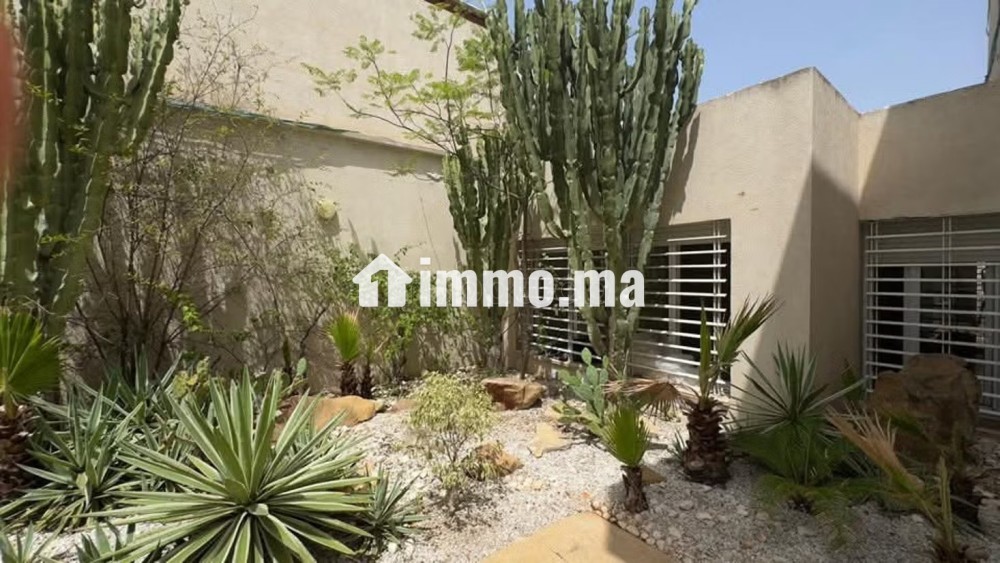 Villa de haut standing à louer à Oasis.
Superficie 900 m².
Salon traditionnel marocain, résidence sécurisée - Location Immobilier - Casablanca - photo 3