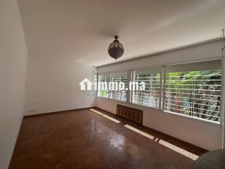 Villa de haut standing à louer à Oasis.
Superficie 900 m².
Salon traditionnel marocain, résidence sécurisée - Villa à louer - Casablanca