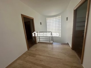 Villa de haut standing à louer à Oasis.
Superficie 900 m².
Salon traditionnel marocain, résidence sécurisée - Villa à louer - Casablanca