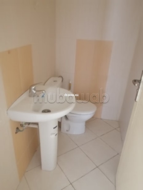 Bel appartement en location à Ezzohor. Surface totale 110 m². Porte sécurisée - Location Immobilier - El Jadida - photo 3