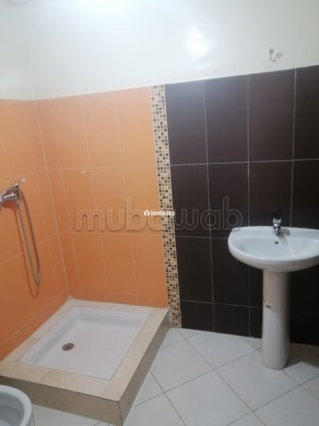 Bel appartement en location à Ezzohor. Surface totale 110 m². Porte sécurisée - Location Immobilier - El Jadida - photo 4