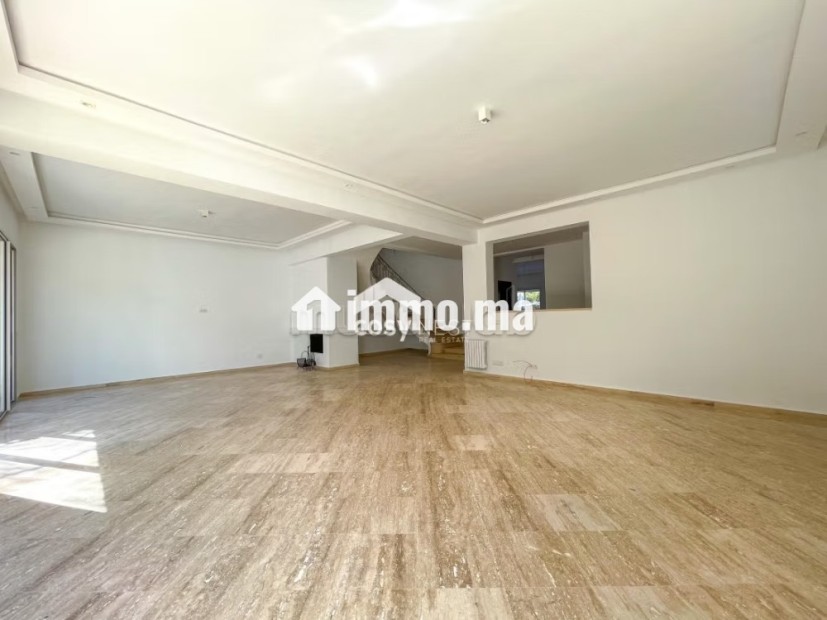 Superbe villa à louer à Ain Diab. Surface de 450 m². Places de parking et terrasse - Location Immobilier - Casablanca - photo 2