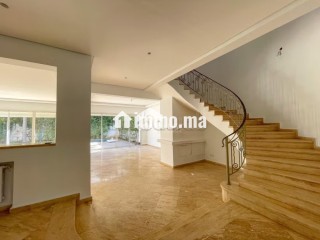 Superbe villa à louer à Ain Diab. Surface de 450 m². Places de parking et terrasse - Villa à louer - Casablanca