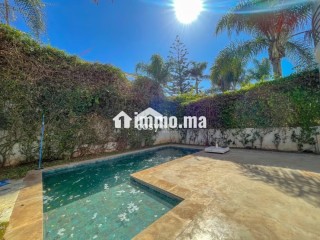 Superbe villa à louer à Ain Diab. Surface de 450 m². Places de parking et terrasse - Villa à louer - Casablanca