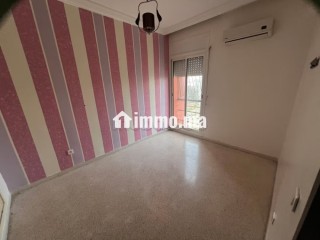 Très bel appartement en location à Harhoura. 2 chambres. Salon traditionnel et porte blindée - Appartement à louer - Temara