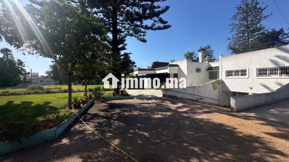 Villa à vendre à Souissi. Superficie bâti 1000 m². Belle terrasse et jardin - Vente Immobilier - Rabat - photo 2