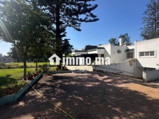 Villa à vendre à Souissi. Superficie bâti 1000 m². Belle terrasse et jardin - Villa à vendre - Rabat